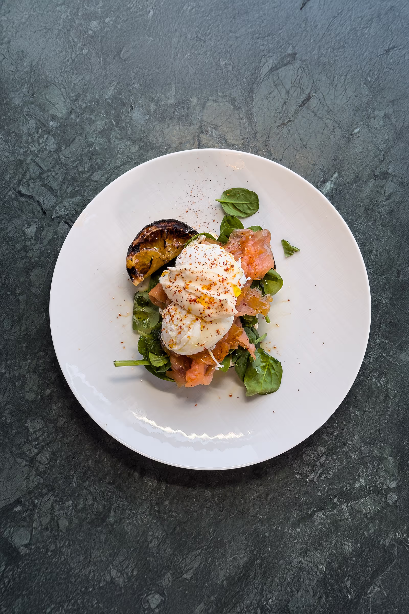 Foto av smörgås med burrata på marmorbord