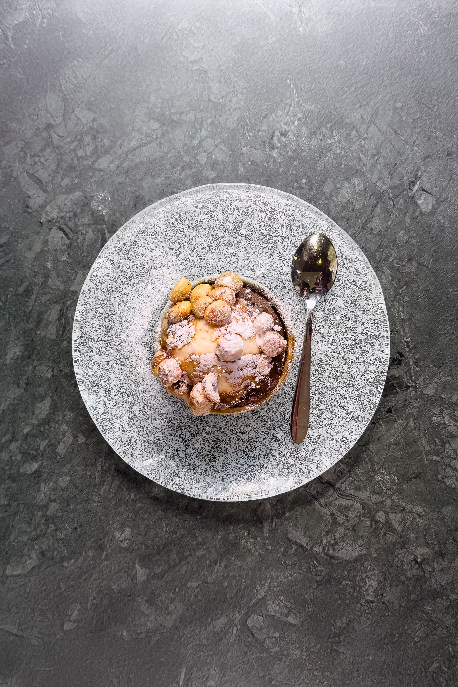 Foto av kladdkaka på marmorbord
